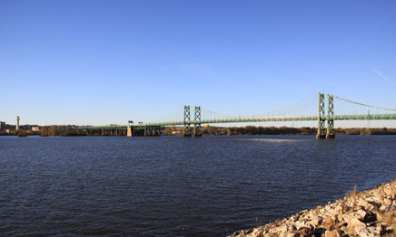 Photo of the I-74 bridge (2016)